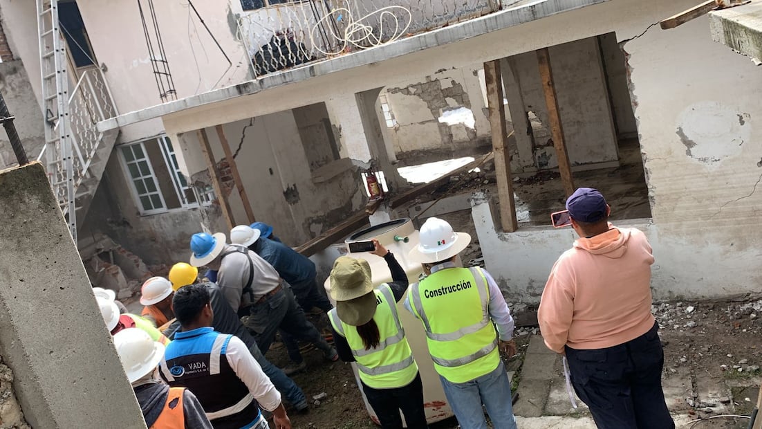 Derriban vivienda donde se generó el socavón; lunes apuntalarán el resto de viviendas | Foto: Especial