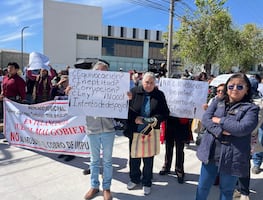 Comerciantes de Tulancingo protestan en el Congreso de Hidalgo por incremento de tarifas en mercados