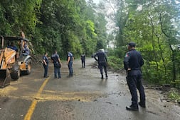 Retiran escombros de la México-Tampico tras deslaves en Tlanchinol