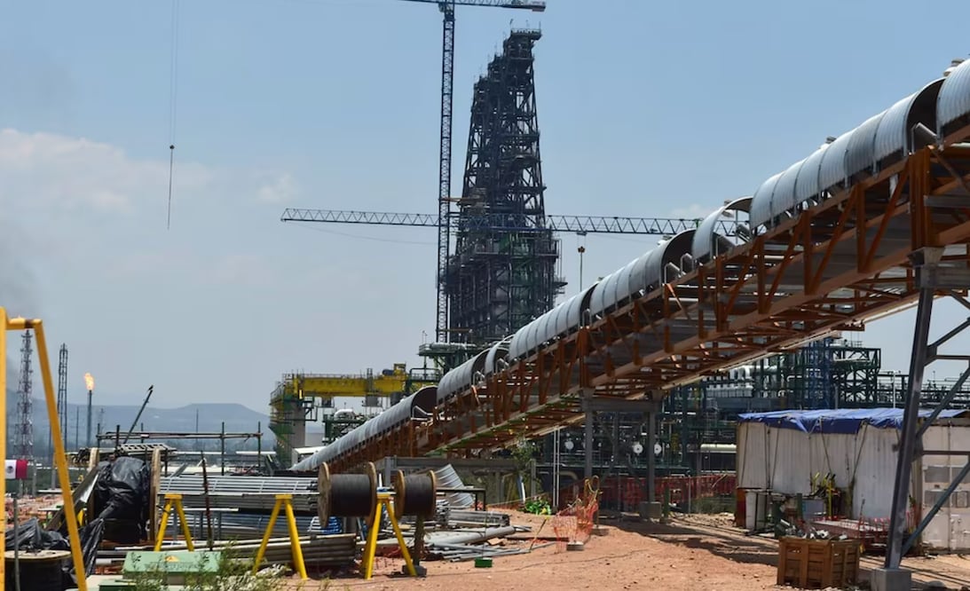 Especialistas consideran que incluso con la demora, en su inicio de operaciones la refinería Olmeca, en Dos Bocas, está en un promedio de tiempo de ejecución. Foto: Especial.