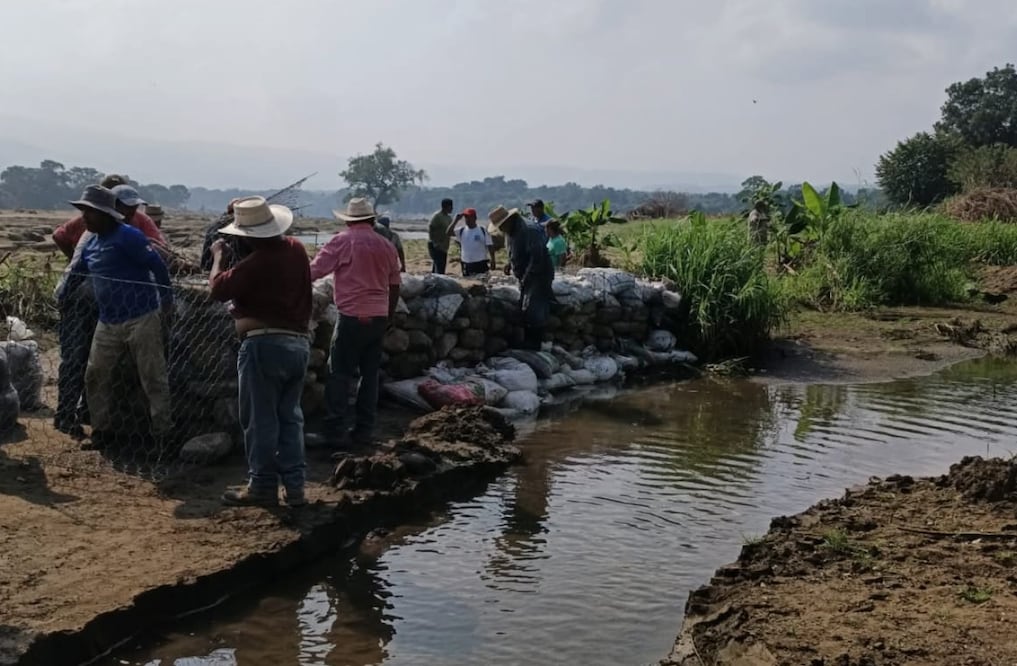 Habitantes y autoridades de las comunidades que integran la franja de Tamoyon Primero llevaron a cabo una jornada de trabajo para reorientar el cauce del Río Calabozo. Esta acción coordinada tuvo como objetivo principal restablecer y marcar con precisión los límites territoriales del ejido I Foto: Especial