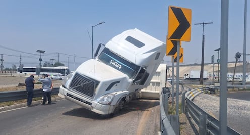 Vuelca parcialmente tractocamión de carga en incorporación a la México-Pachuca