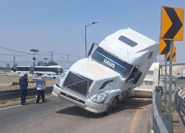 Vuelca parcialmente tractocamión de carga en incorporación a la México-Pachuca