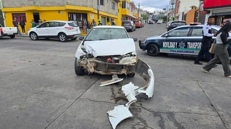 Choca patrulla contra auto particular en Tulancingo y vecinos impiden que agentes se vayan