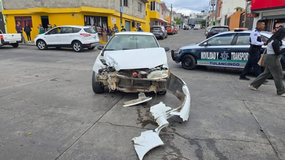 Choca patrulla contra auto particular en Tulancingo y vecinos impiden que agentes se vayan
