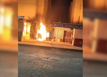 Incendio de un ropero en plena vía pública alarma a vecinos de C. Doria en Pachuca
