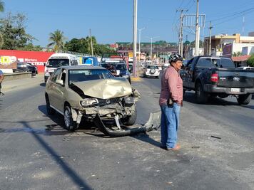 Choque de frente deja un herido en Huejutla