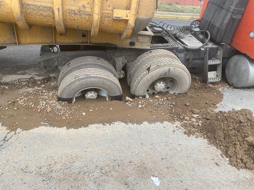 Tráiler se hunde en socavón sobre la carretera Pachuca-Tulancingo | Foto: especial