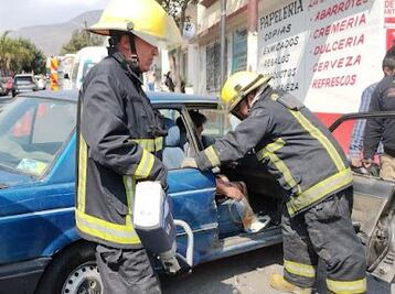 Rescatan a persona atrapada en un auto accidentado