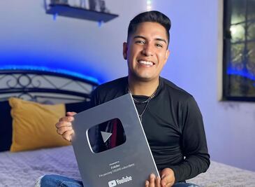 Frikifer, influencer hidalguense, recibe placa de plata de YouTube