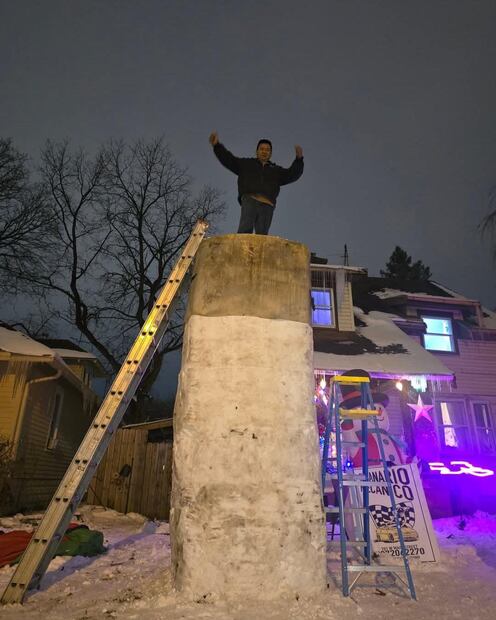 Arturo Bohay, un migrante hidalguense residente en Ohio, Estados Unidos, ha cautivado a la comunidad al demostrar su orgullo mexicano con una singular creación: una réplica de los Atlantes de Tula hecha completamente de nieve.
I Fotos Canario Mecánico