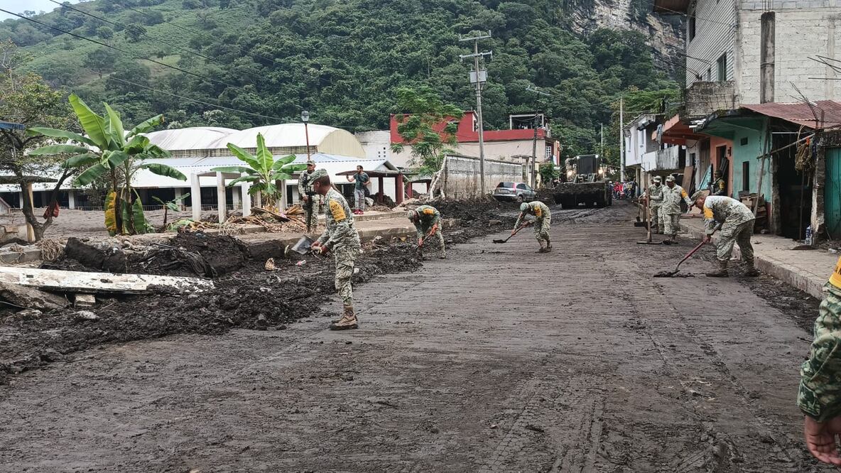 Los militares arribaron a Huehuetla para colaborar con la población en labores de limpieza y detección y entierro de animales muertos I 
 Foto: Lourdes Naranjo