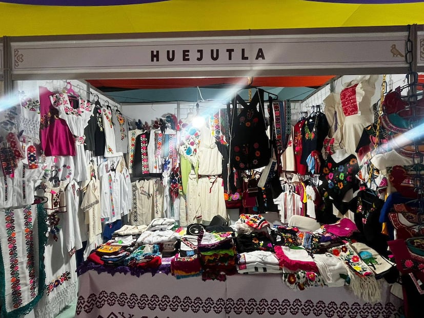 Artesana de Huejutla transforma playera deportiva en homenaje a la identidad de la Huasteca hidalguense | Facebook: Artesana de Huejutla transforma playera deportiva en homenaje a la identidad de la Huasteca hidalguense