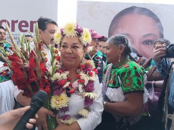 En arranque de campaña, Lorena García es recibida por la comunidad indígena de Santa Ana Hueytlalpan