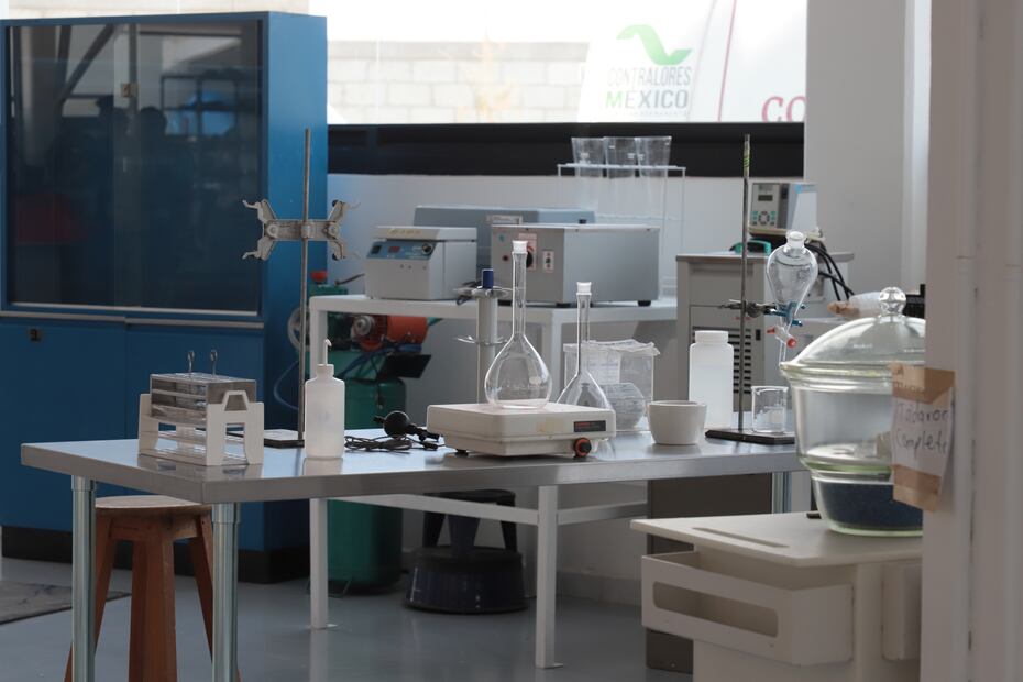 En el Laboratorio de Materiales estatal se reciben piezas para confirmar desde el grosor de la capa de asfalto hasta la calidad de la grava, arena y otros componentes de una obra de infraestructura I Foto: Luis Soriano