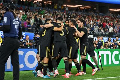 Raúl Jiménez hace un golazo de tiro libre; el delantero mexicano firma doblete ante Canadá 