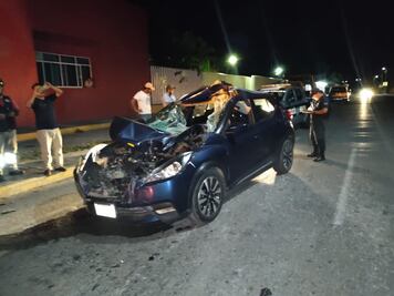 Despedazan un automóvil al estrellarse contra trascabo estacionado