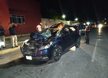 Despedazan un automóvil al estrellarse contra trascabo estacionado