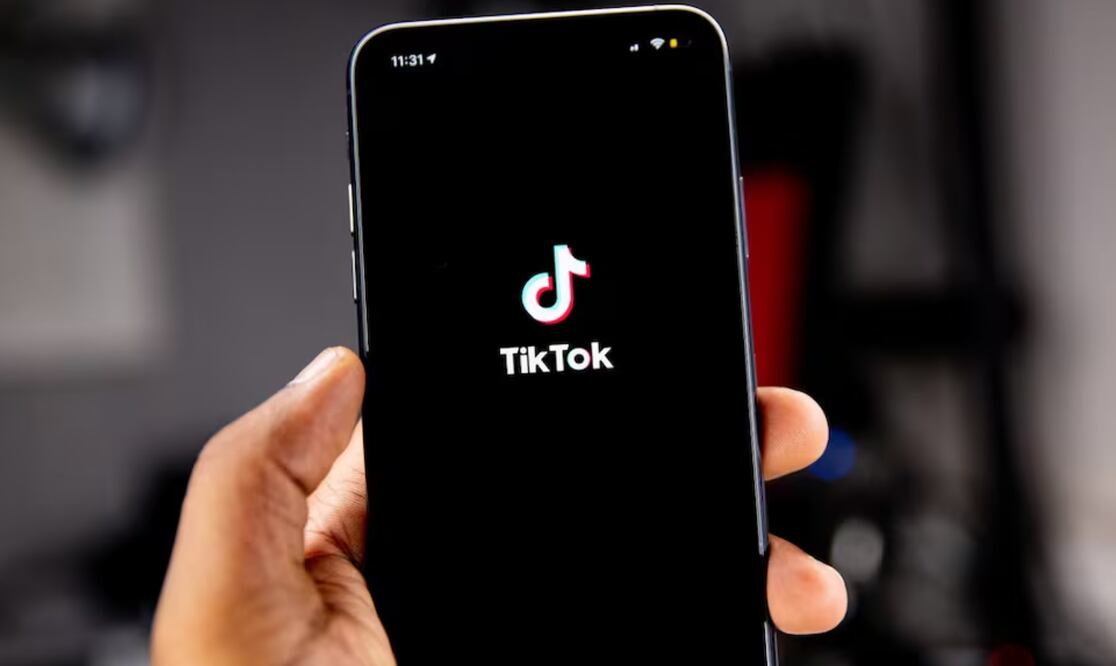 Si se prohíbe TikTok, las principales tiendas de aplicaciones, como App Store de Apple y Google Play, se verán obligadas a retirar la plataforma de sus catálogos. Foto: Unsplash