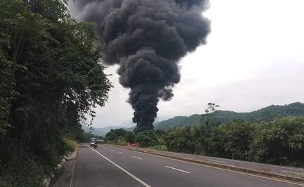Quema de basura descontrolada provoca incendio en pastizal y daña infraestructura de Telmex en Huejutla