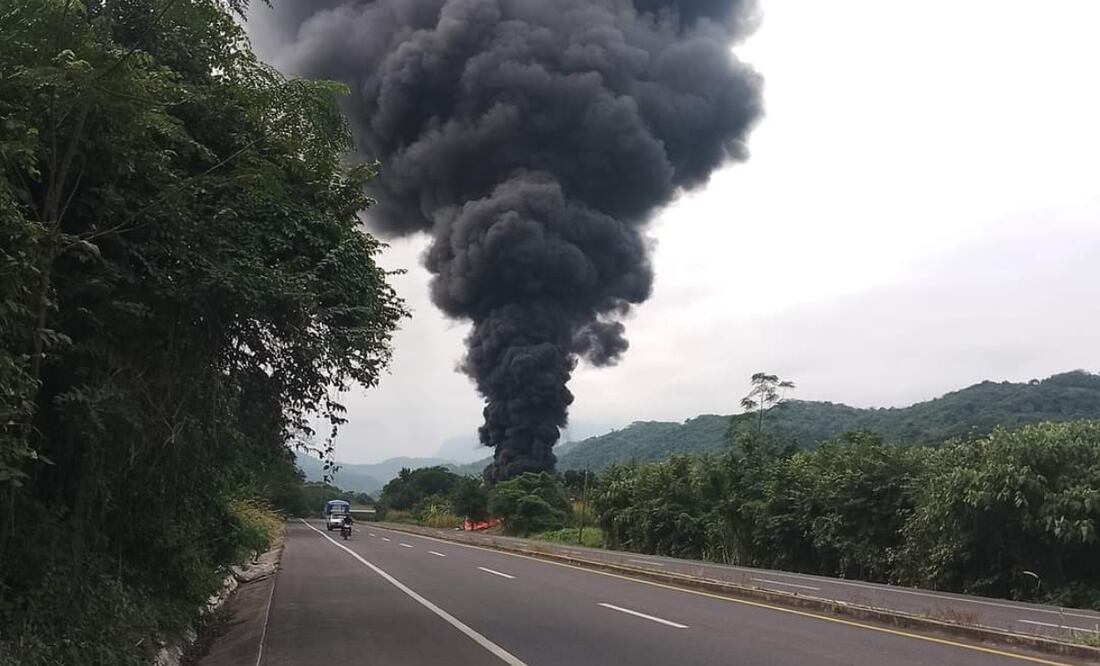 El incendio ocurrido antes de Tetzacual, Huejutla, tardo alrededor de 8 horas en controlarse | Foto: Especial