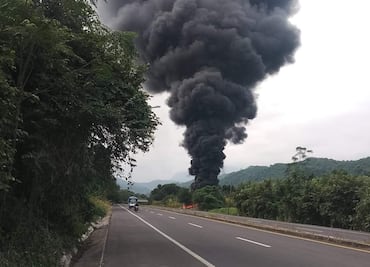 Quema de basura descontrolada provoca incendio en pastizal y daña infraestructura de Telmex en Huejutla