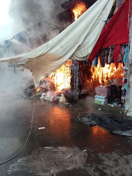 Incendio en la Plaza del Vestido de Tulancingo afecta puestos de juguetes | Foto: Especial