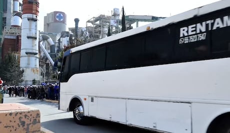 Trabajadores enviados de otras zonas arriban a plata de Jasso de La Cruz Azul