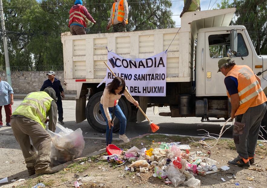 un grupo de ejidatarios de El Huiximí y personal de la empresa Conadia comenzaron a recolectar los montones apilados en algunas calles del municipio de manera gratuita. Foto: Luis Soriano