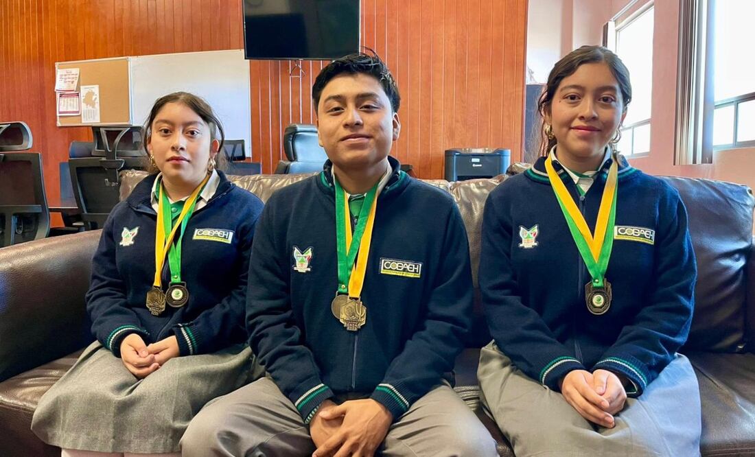 La preocupación por la contaminación que se genera por la gran cantidad de productos envasados, llevó a Azul Che Fernández, Alejandro Ramírez y Abril Che, estudiantes del Colegio de Bachilleres de Hidalgo, plantel Xochiatipan, a idear una envoltura amigable con el medio ambiente I Foto: Marco Carrillo