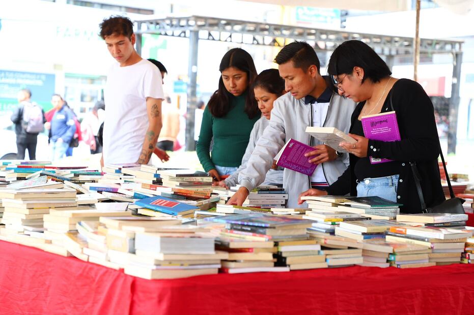 Durante los tres días del encuentro, la Plaza Himno Nacional lució con gran algarabia hasta sumar más de cinco mil asistentes, quienes disfrutaron del Librobús y stands editoriales, pabellón gastronómico y presentaciones editoriales, musicales, literarias, folclóricas y artísticas, así como charlas sobre periodismo I Foto: Especial