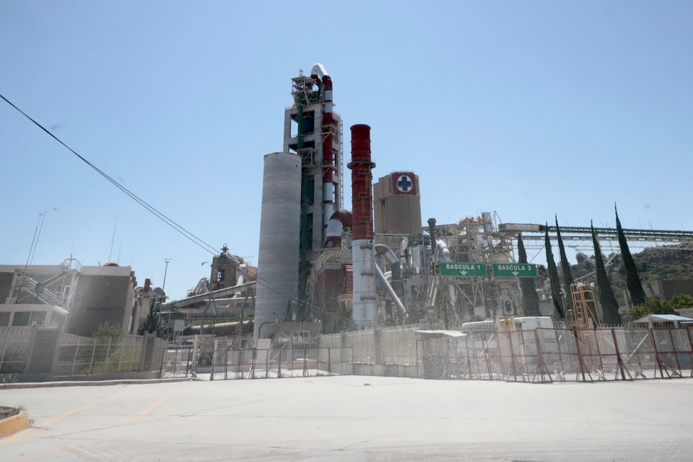 12 cooperativas proveedoras de materias primas de La Cruz Azul dejaron de operar y sin ingresos económicos, desde el corte de energía eléctrica.