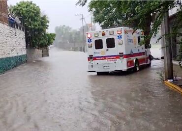 Mujer quedó atrapada en automóvil por calle inundada en Huejutla