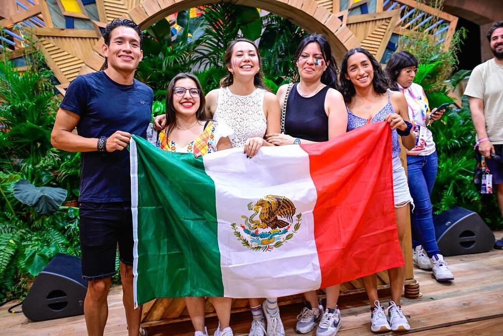 Rosa María Tapia y Aram Peña Flor, se encontraron ayer con la comunidad mexicana en París, donde fueron recibidos con entusiasmo I 
 Fotos: Casa México París