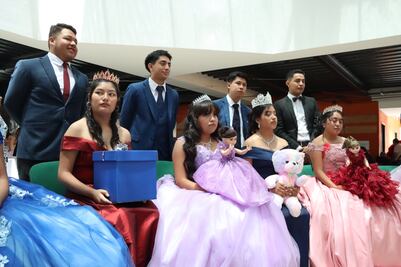 Regalan vestidos de XV años a jóvenes estudiantes de la región Otomí-Tepehua