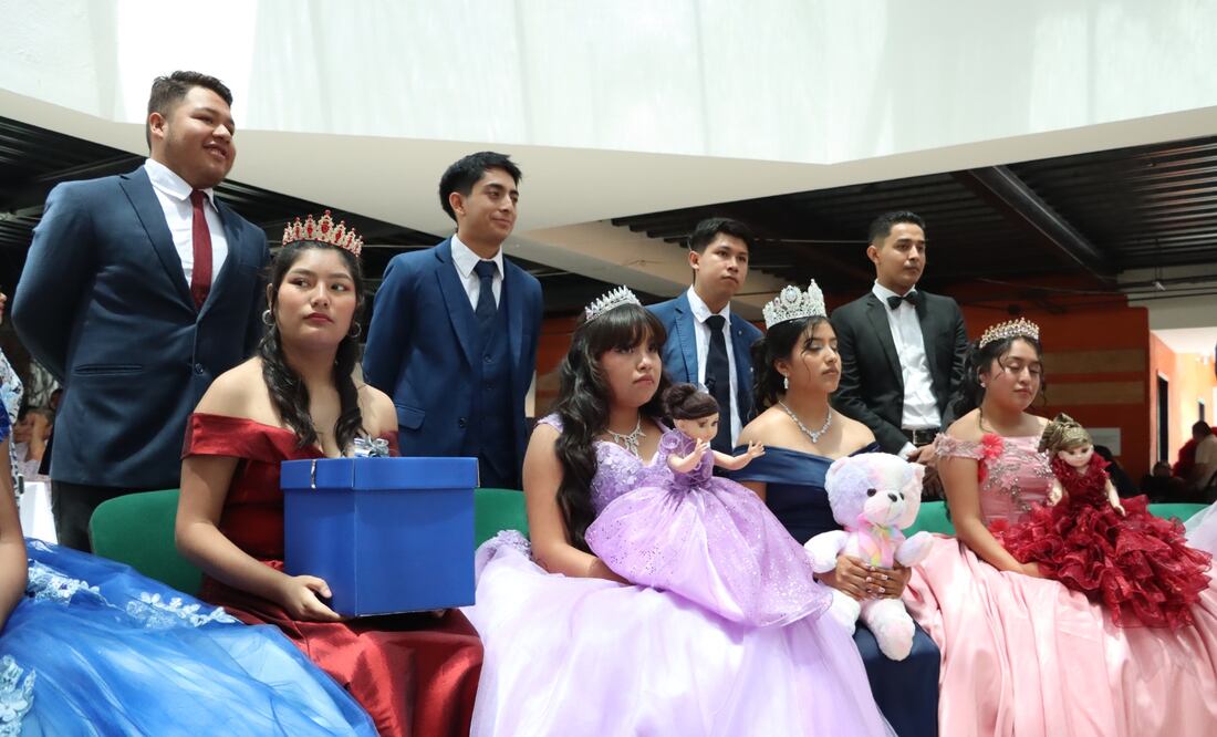 Regalan vestidos de XV años a jóvenes estudiantes de la región Otomí-Tepehua I Foto: Especial