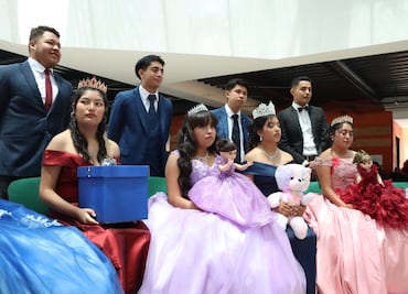 Regalan vestidos de XV años a jóvenes estudiantes de la región Otomí-Tepehua