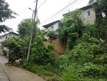 Tres viviendas en riesgo de colapso por deslaves en Huejutla