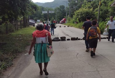 Ejidatarios bloquean carretera Álamo-Tamazunchale por inconformidad en pago de terrenos