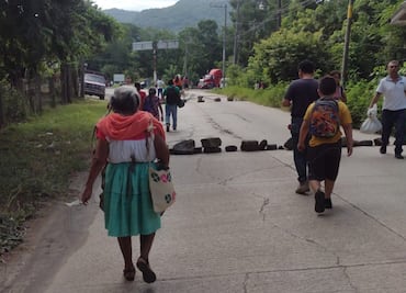 Ejidatarios bloquean carretera Álamo-Tamazunchale por inconformidad en pago de terrenos