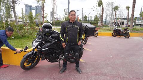 Motociclista de Huehuetla busca recorrer los 84 municipios de Hidalgo en solitario y documentarlo en YouTube