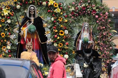Fieles de la Santa Muerte llenan de fe y color las calles de Pachuca