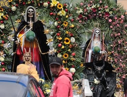Fieles de la Santa Muerte llenan de fe y color las calles de Pachuca