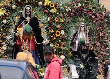 Fieles de la Santa Muerte llenan de fe y color las calles de Pachuca