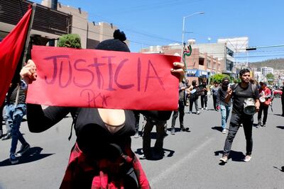 Estudiantes del IDA marchan sobre Avenida Juárez