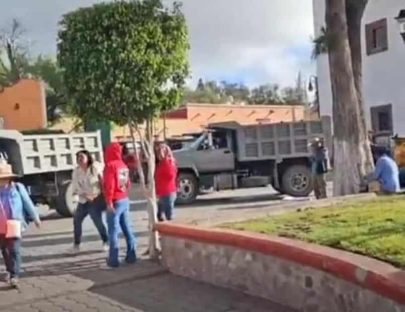 El contingente de cerca de 100 vehículos entre camiones, taxis y vehículos particulares se dirigen en caravana desde el municipio de Zimapán hacia la capital del estado