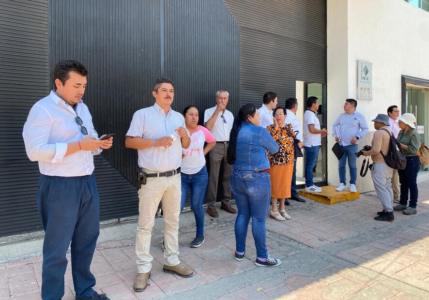 Panistas de Tecozautla se manifiestan en IEE; piden que se apruebe su candidata | Foto: Luis Soriano