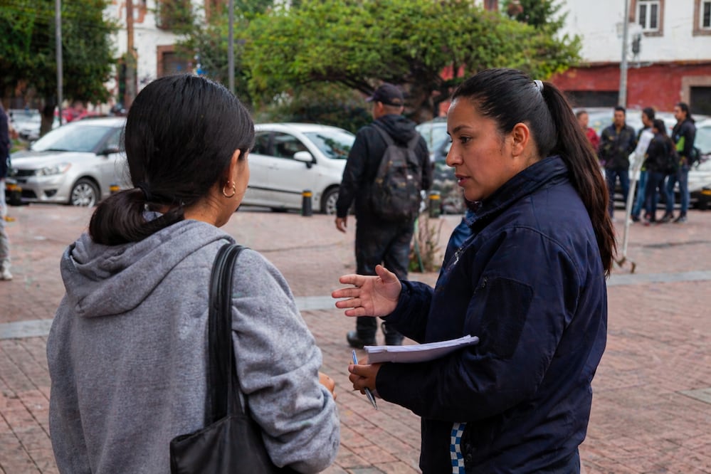 El “timo” es un fraude común que utiliza objetos falsos o supuestas ofertas para engañar; en Ixmiquilpan se han detectado casos recientes con cadenas y dinero apócrifo | Imagen generada con IA