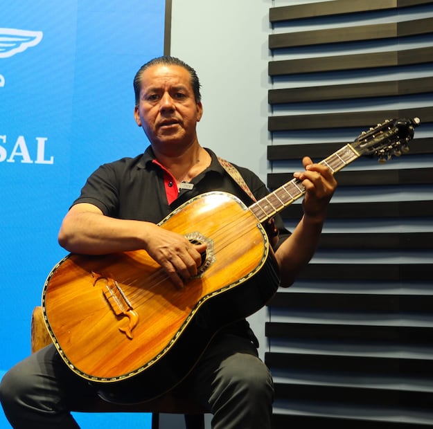 Gregorio "El Pato" Hernández, ejecutante de la quinta huapanguera | Foto: Josué Ortiz