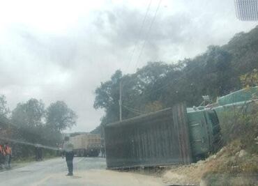 Se registra volcadura de camión de carga a la altura de Omitlán